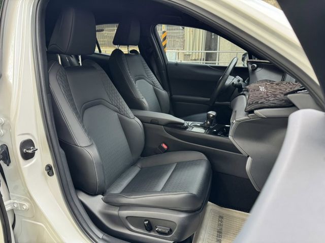 Lexus  UX250h  第7張相片