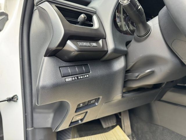 Lexus  UX250h  第13張相片