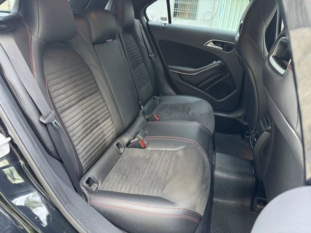 Mercedes-Benz/賓士   A-CLASS  A180 金鑽店~最頂規的A180 AMG版本 前車主非常的顧車 買到賺到 里程履約保  第8張相片