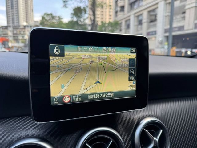 Mercedes-Benz/賓士   A-CLASS  A180 金鑽店~最頂規的A180 AMG版本 前車主非常的顧車 買到賺到 里程履約保  第11張相片