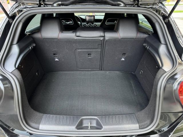 Mercedes-Benz/賓士   A-CLASS  A180 金鑽店~最頂規的A180 AMG版本 前車主非常的顧車 買到賺到 里程履約保  第16張相片