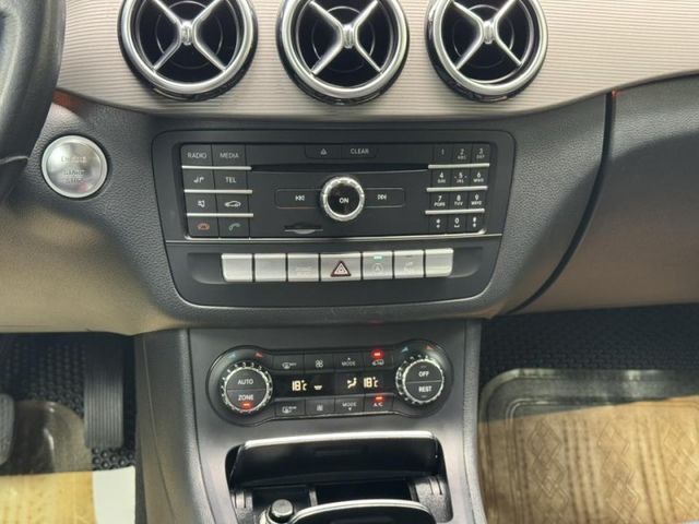 Mercedes-Benz/賓士   B-CLASS  B180  第11張相片