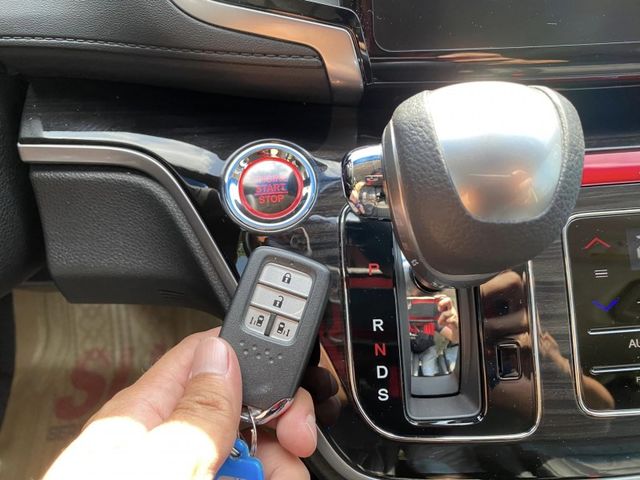 Honda  Odyssey 金鑽店~ODYSSEY大改款2.4七人座APEX旗艦/一手車+保證只跑6萬/ACC跟車＋自動煞停/360  第12張相片