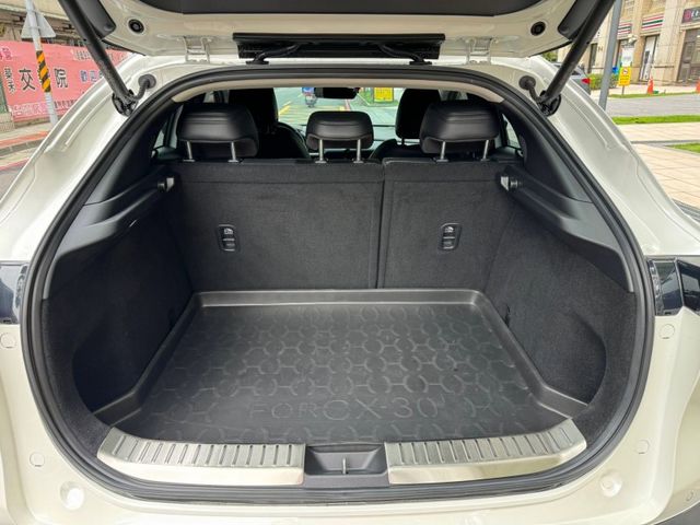 Mazda  CX-30 金鑽店~馬自達CX-30 旗艦進化版2.0 新車價109.9萬 有BOSE音響，電動尾門，電動座椅，黑化特仕版鋼圈，360度環景，7安，盲點，ACC跟車，KEY  第19張相片