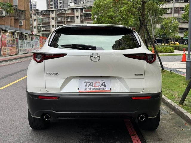 Mazda  CX-30 金鑽店~馬自達CX-30 旗艦進化版2.0 新車價109.9萬 有BOSE音響，電動尾門，電動座椅，黑化特仕版鋼圈，360度環景，7安，盲點，ACC跟車，KEY  第26張相片