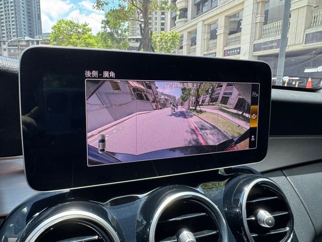 Mercedes-Benz/賓士   C-CLASS  C200 金鑽店~總代理C200AMG進化版1.5 油電混合 渦輪增壓 184匹馬力 AMG-line改裝C43空力套件 數位儀錶23P 稀少物件錯過  第12張相片