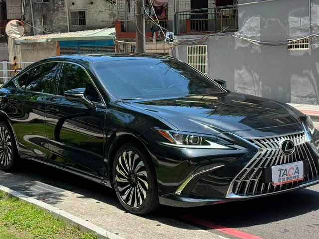 Lexus  ES200 金鑽店~ES200 黑色 2.0 CVT 10速手自排 自然進氣，173匹馬力 100%原漆，原鈑件 里程履約保證 ㄧ手車庫  第1張相片