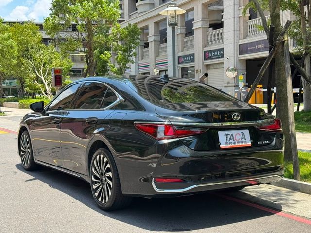 Lexus  ES200 金鑽店~ES200 黑色 2.0 CVT 10速手自排 自然進氣，173匹馬力 100%原漆，原鈑件 里程履約保證 ㄧ手車庫  第2張相片