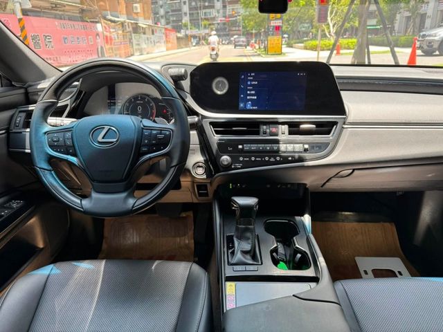 Lexus  ES200 金鑽店~ES200 黑色 2.0 CVT 10速手自排 自然進氣，173匹馬力 100%原漆，原鈑件 里程履約保證 ㄧ手車庫  第3張相片