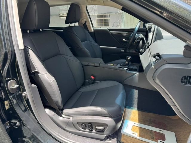Lexus  ES200 金鑽店~ES200 黑色 2.0 CVT 10速手自排 自然進氣，173匹馬力 100%原漆，原鈑件 里程履約保證 ㄧ手車庫  第5張相片