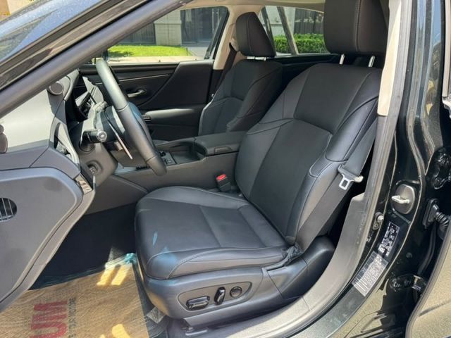 Lexus  ES200 金鑽店~ES200 黑色 2.0 CVT 10速手自排 自然進氣，173匹馬力 100%原漆，原鈑件 里程履約保證 ㄧ手車庫  第7張相片