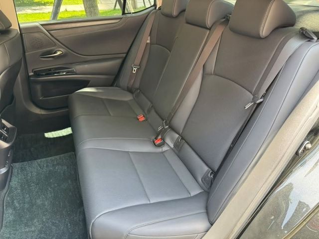 Lexus  ES200 金鑽店~ES200 黑色 2.0 CVT 10速手自排 自然進氣，173匹馬力 100%原漆，原鈑件 里程履約保證 ㄧ手車庫  第8張相片
