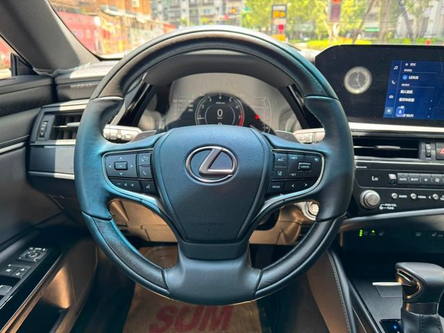Lexus  ES200 金鑽店~ES200 黑色 2.0 CVT 10速手自排 自然進氣，173匹馬力 100%原漆，原鈑件 里程履約保證 ㄧ手車庫  第9張相片