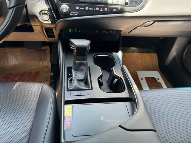 Lexus  ES200 金鑽店~ES200 黑色 2.0 CVT 10速手自排 自然進氣，173匹馬力 100%原漆，原鈑件 里程履約保證 ㄧ手車庫  第14張相片