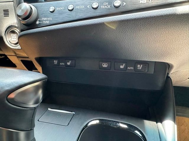 Lexus  ES200 金鑽店~ES200 黑色 2.0 CVT 10速手自排 自然進氣，173匹馬力 100%原漆，原鈑件 里程履約保證 ㄧ手車庫  第15張相片
