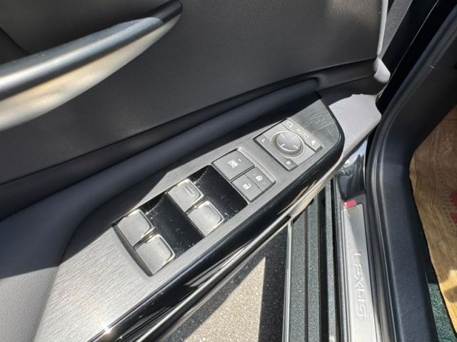 Lexus  ES200 金鑽店~ES200 黑色 2.0 CVT 10速手自排 自然進氣，173匹馬力 100%原漆，原鈑件 里程履約保證 ㄧ手車庫  第18張相片