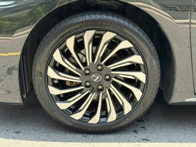 Lexus  ES200 金鑽店~ES200 黑色 2.0 CVT 10速手自排 自然進氣，173匹馬力 100%原漆，原鈑件 里程履約保證 ㄧ手車庫  第26張相片
