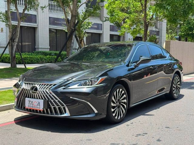 Lexus  ES200 金鑽店~ES200 黑色 2.0 CVT 10速手自排 自然進氣，173匹馬力 100%原漆，原鈑件 里程履約保證 ㄧ手車庫  第29張相片