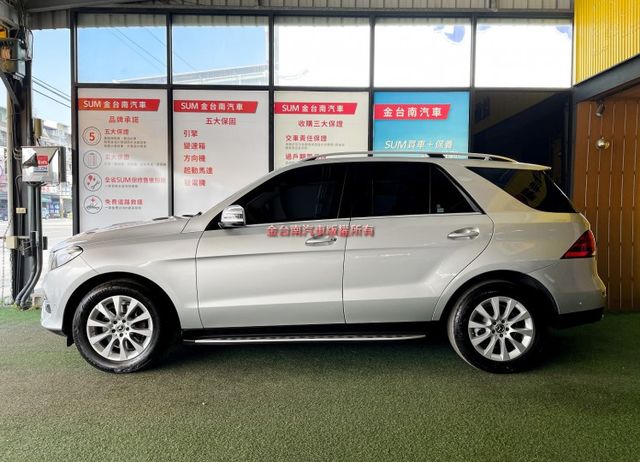 總代理【4MATIC】跑少里程擔保【原廠保養】電尾門／自動停車／煞停輔助／雙電動椅／定速／快撥／CARPLAY【認證車】  第3張相片