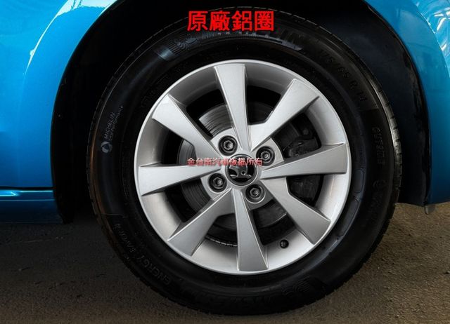 18年式／17年11月出廠【全車原鈑件】【原廠保養】僅跑【八萬】里程擔保【四輪米其林輪胎9成新】音響快控／ISOFIX  第7張相片