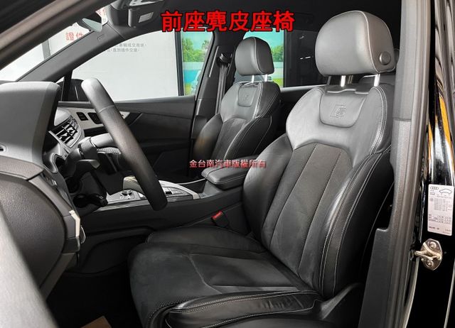 17年式／17年領牌【七人座】【S-LINE 旗艦版】【45TFSI】【3.0汽油渦輪】【新車價380萬】【認證車】  第8張相片