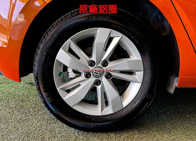 【全車原鈑件】僅跑【七萬】里程擔保【原廠保養】【選配數位儀表板】定速巡航／觸控螢幕／CARPLAY／藍牙系統／免鑰匙啟閉  第7張相片