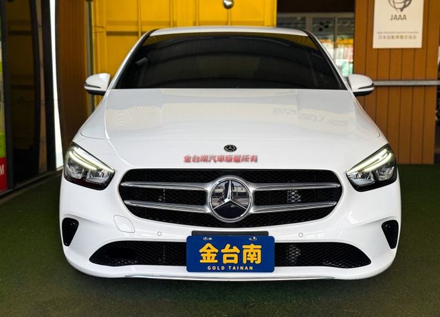 總代理【B200新款】20年式／19年10月出廠／液晶數位儀錶／動態舒適座椅／環艙氣氛燈／CARPLAY【認證車】  第2張相片