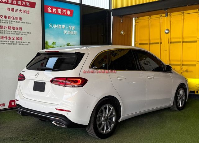總代理【B200新款】20年式／19年10月出廠／液晶數位儀錶／動態舒適座椅／環艙氣氛燈／CARPLAY【認證車】  第4張相片