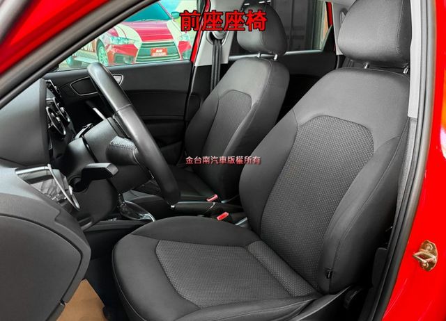 18年式【五門】跑少里程擔保【全車原鈑件】多媒體觸控螢幕／倒車顯影／導航／藍牙／HID頭燈／LED尾燈／ISOFIX  第8張相片