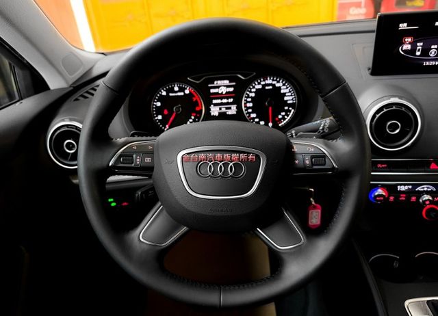 【五門】14年式／13年11月出廠／跑少里程擔保【全車原鈑件】【四輪全新胎】換檔撥片／定速／藍牙／雙區恆溫／HID頭燈  第11張相片