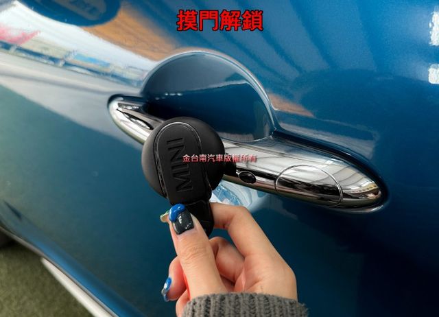 18年式／總代理【1.5T】里程擔保【原鈑件】【英國國旗車頂/後視鏡】【選配菱格座椅】電尾門／雙電動椅／氣氛燈／IKEY  第7張相片