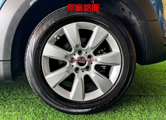 18年式／總代理【1.5T】里程擔保【原鈑件】【英國國旗車頂/後視鏡】【選配菱格座椅】電尾門／雙電動椅／氣氛燈／IKEY  第8張相片