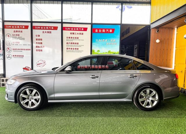 16年式【40TFSI】里程擔保【原鈑件】【天窗】【電尾門】虛擬駕駛座艙／快撥／定速／記憶椅／導航／倒車顯影／雙區恆溫  第3張相片