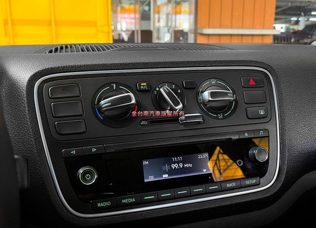 18年式／2017年11月出廠／里程擔保【全車原鈑件】胎壓偵測／音響快控／鋁圈／ISOFIX／後座可分離倒覆【內外漂亮】  第16張相片