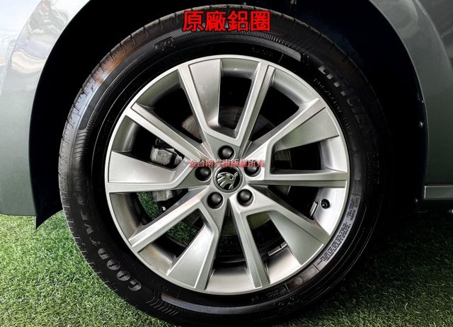 豪華動能版【小改款】僅跑【四萬】【原廠保養】【數位儀錶板】盲點／ACC跟車／車道偏移／電動尾門／無線充電板【已認證完畢】  第7張相片