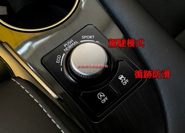 RX200T／僅跑【七萬】里程擔保【原廠保養】天窗／抬頭顯示／ACC／盲點／車道偏移／電尾門／記憶椅／雙通風椅【認證車】  第16張相片