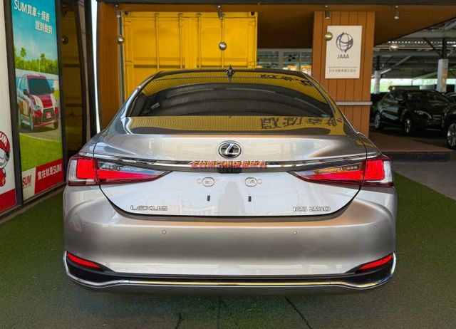 ES250【旗艦版】【新車價220萬】跑少里程擔保【全車原鈑件】【全景天窗】【ML音響】抬頭顯示／盲點／環景／雙冷熱椅  第4張相片