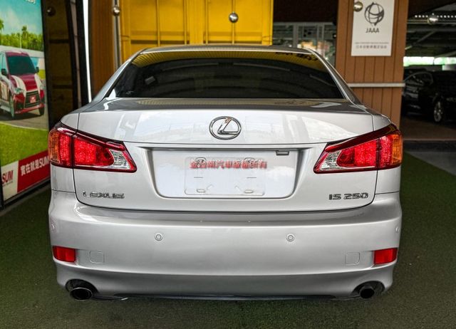 IS250／少跑里程擔保【黑內裝】【全車原鈑件】【天窗】雙記憶座椅／雙冷熱電動椅／定速／換檔撥片／免鑰匙系統／雙區恆溫  第4張相片
