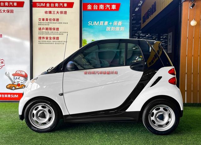 【黑白配色】僅跑【八萬】里程擔保【全車原鈑件】 倒車雷達／恆溫空調系統／循跡防滑／正副駕安全氣囊【保養確實／內外漂亮】  第3張相片