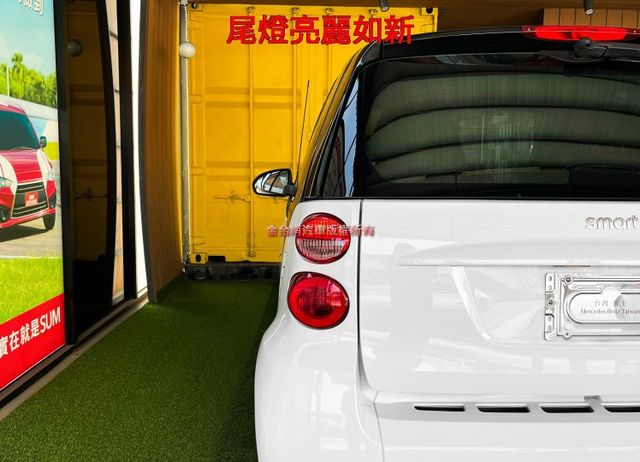 【黑白配色】僅跑【八萬】里程擔保【全車原鈑件】 倒車雷達／恆溫空調系統／循跡防滑／正副駕安全氣囊【保養確實／內外漂亮】  第7張相片