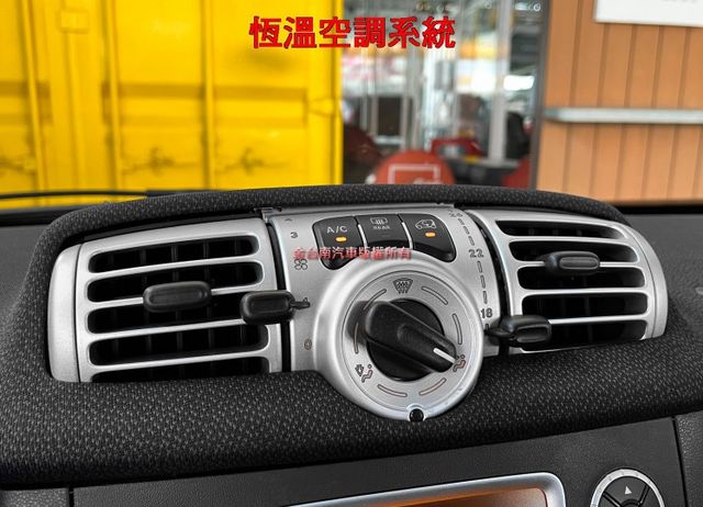 【黑白配色】僅跑【八萬】里程擔保【全車原鈑件】 倒車雷達／恆溫空調系統／循跡防滑／正副駕安全氣囊【保養確實／內外漂亮】  第13張相片