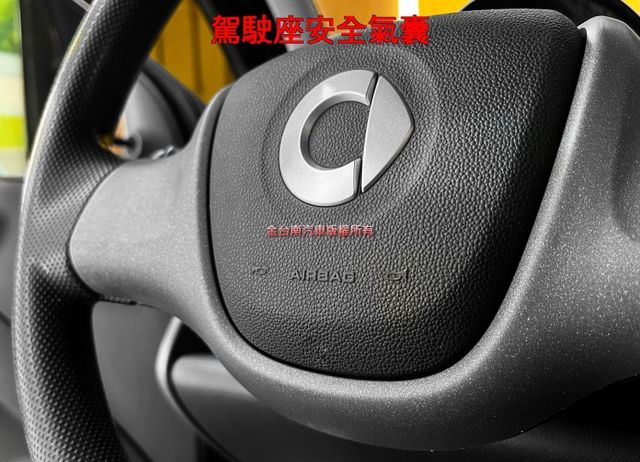 【黑白配色】僅跑【八萬】里程擔保【全車原鈑件】 倒車雷達／恆溫空調系統／循跡防滑／正副駕安全氣囊【保養確實／內外漂亮】  第16張相片