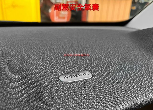 【黑白配色】僅跑【八萬】里程擔保【全車原鈑件】 倒車雷達／恆溫空調系統／循跡防滑／正副駕安全氣囊【保養確實／內外漂亮】  第17張相片
