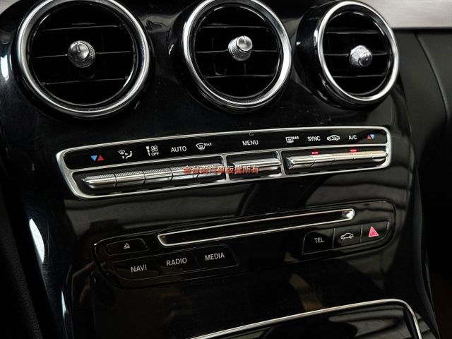 【總代理】【W205／大改新款】里程擔保【全車原鈑件】【天窗】雙電動座椅／倒車顯影／定速／換檔撥片／雙區恆溫／後座出風口  第15張相片
