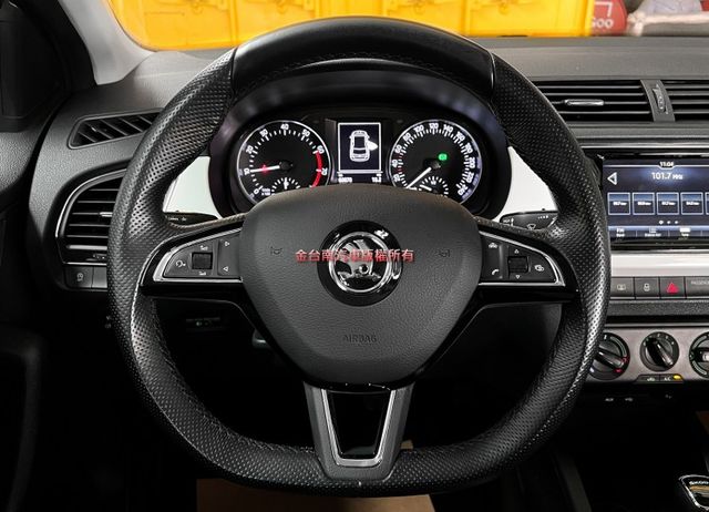 1.0Ｔ／僅跑【五萬】【全車原鈑件】【４輪新胎】【雙色套件】【單寧牛仔布紋座椅】CARPLAY／定速／藍牙／光感應頭燈  第11張相片