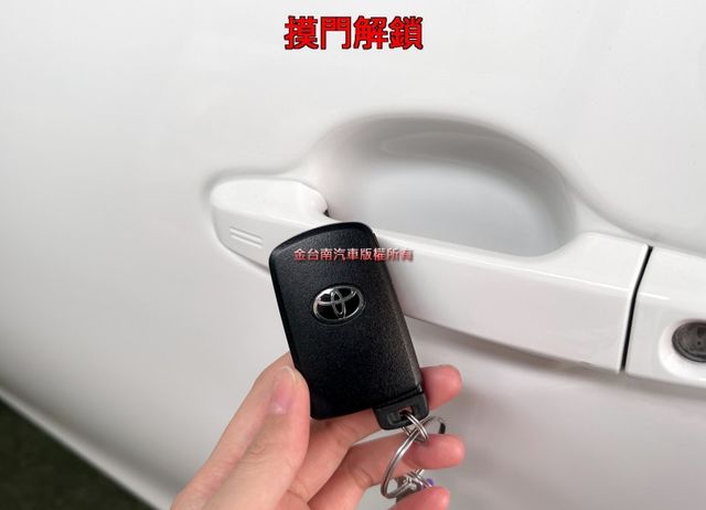 僅跑【八萬】里程擔保【全車原鈑件】【原廠保養】循跡防滑／免鑰匙系統／藍牙系統／倒車雷達／光感應頭燈／自動遠光燈／原廠鋁圈  第7張相片