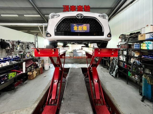 僅跑【八萬】里程擔保【全車原鈑件】【原廠保養】循跡防滑／免鑰匙系統／藍牙系統／倒車雷達／光感應頭燈／自動遠光燈／原廠鋁圈  第18張相片