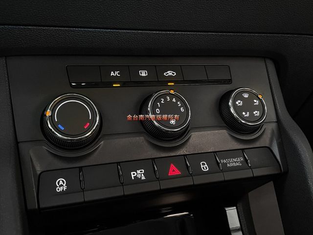 僅跑【四萬】里程擔保【全車原鈑件】【原廠保養】ACC／車道維持／盲點／CARPLAY／環景／導航／車內氛圍燈／免鑰匙系統  第16張相片