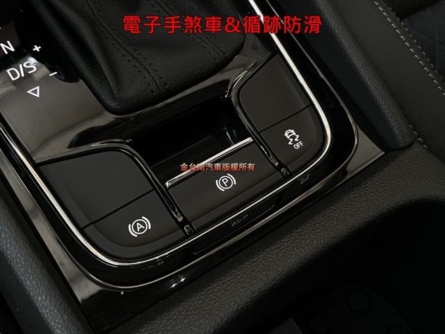僅跑【四萬】里程擔保【全車原鈑件】【原廠保養】ACC／車道維持／盲點／CARPLAY／環景／導航／車內氛圍燈／免鑰匙系統  第17張相片
