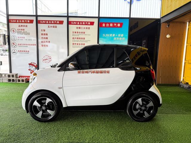 18年式【黑白配色】17年11月出廠／僅跑【四萬】里程擔保 【全車原鈑件】全景天窗／抬頭顯示／定速／倒車雷達／恆溫空調  第3張相片